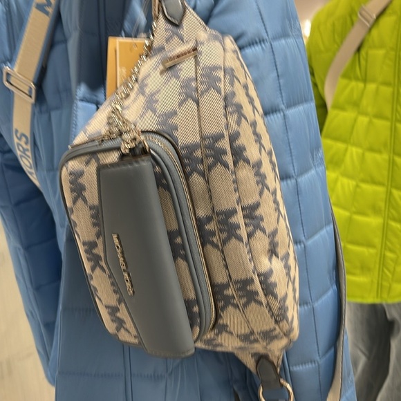 MICHAEL KORS
Maisie Large Logo 2-in-1 Sling Waist Fanny Pack Belt Crossbody - Picture 12 of 16